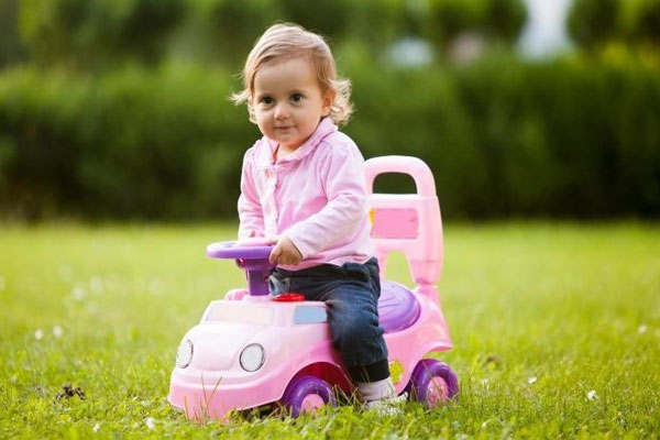 Xe đồ chơi trẻ em giúp bé tăng cường vận động thể chất hiệu quả
