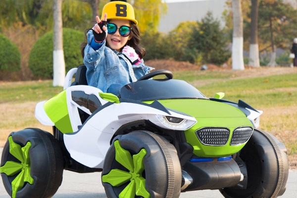 Xe ô tô điện trẻ em giúp bé tăng cường vận động, hỗ trợ phát triển thể chất hiệu quả