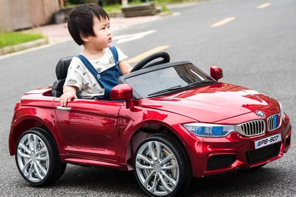 Xe ô tô điện được thiết kế phù hợp cho các bé từ 3 tuổi trở lên