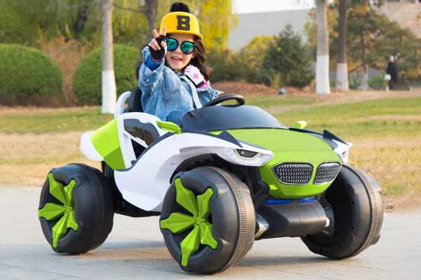 Xe ô tô điện trẻ em được thiết kế phù hợp cho cả bé trai và bé gái