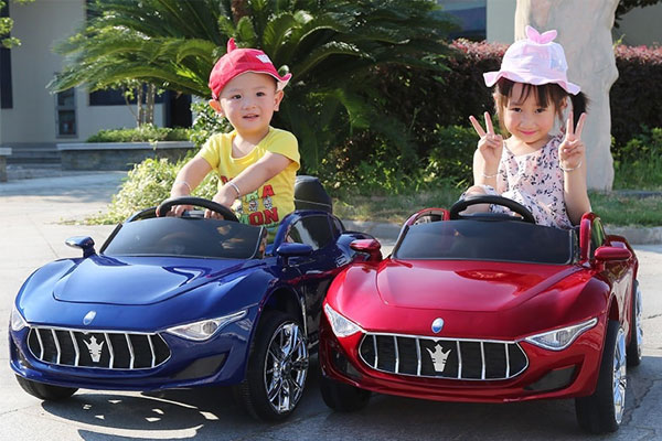 Xe ô tô điện trẻ em được thiết kế phù hợp cho cả bé trai và bé gái