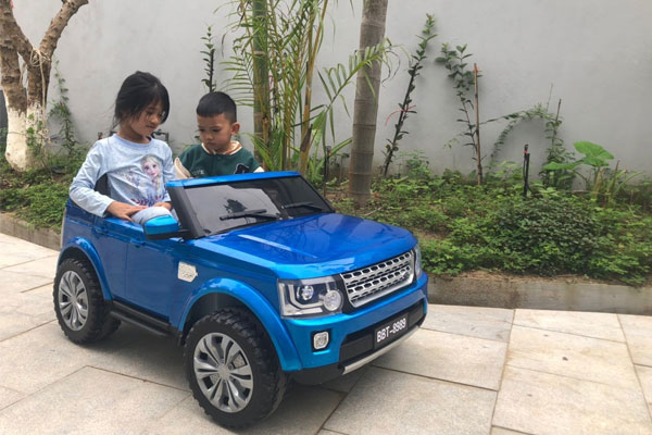 Xe ô tô điện trẻ em Land Rover BBT-8989 phù hợp cho cả bé trai và bé gai