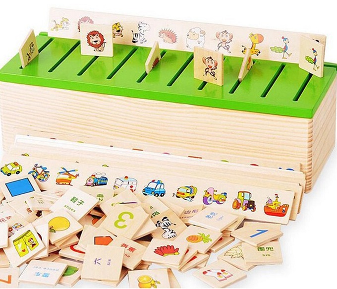 Bộ đồ chơi gỗ giúp bé ghi nhớ các đồ vật, con số, chữ cái.