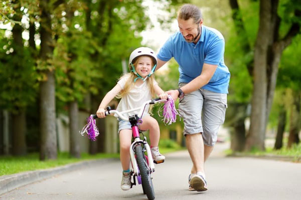 Cha mẹ nên dành thời gian để hướng dẫn bé tập đi xe đạp thành thạo