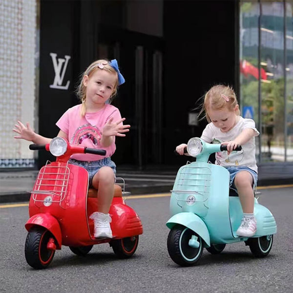 Xe máy điện trẻ em được thiết kế với những màu sắc nổi bật dễ thu hút các bạn nhỏ