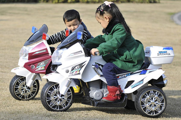 Xe máy điện trẻ em được thiết kế phù hợp cho cả bé trai và bé gái