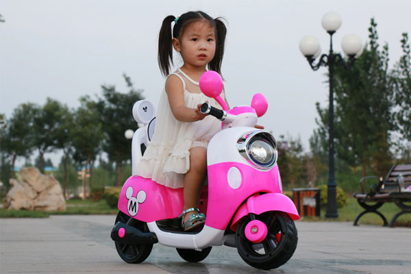 Xe máy điện trẻ em có điều khiển BBT-668A rất được các bé gái yêu thích