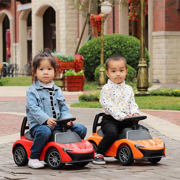 Xe ô tô chòi chân được thiết kế phù hợp cho cả bé trai và bé gái