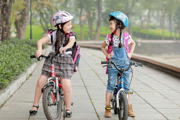 Xe đạp là công cụ hỗ trợ cho trẻ khi đến trường