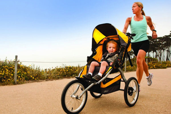 Xe đẩy em bé Nhựa Chợ Lớn được thiết kế đơn giản, bền bỉ, an toàn
