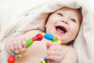 Top 7 cách tự làm đồ chơi cho bé sơ sinh đáng yêu, an toàn