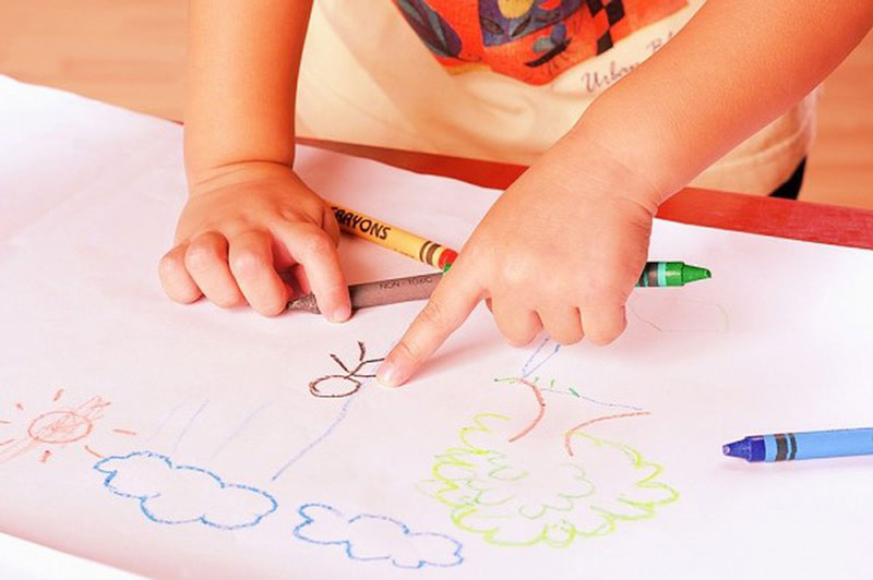 Việc cho bé sử dụng bút sáp màu được nhiều ba mẹ lựa chọn 