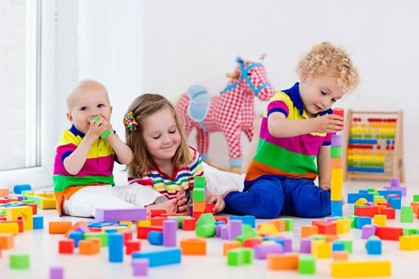 Đồ chơi luôn là sản phẩm được các bé yêu thích trong từng giai đoạn phát triển
