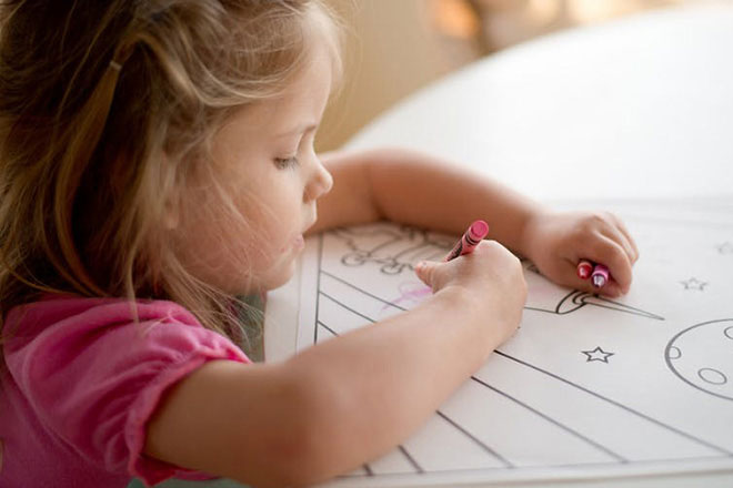 Ba mẹ nên lựa chọn những loại bút sáp màu chất lượng cho bé