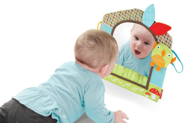 Gương đồ chơi giúp kích thích thị giác cho bé