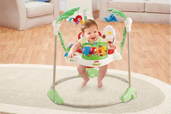 Nên chọn những món đồ chơi giúp bé tập ngồi hoặc đứng