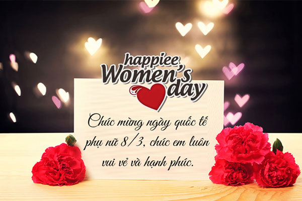 Thiệp Happy Women’s Day giữa những bông cẩm chướng đỏ và đèn nền hình trái tim
