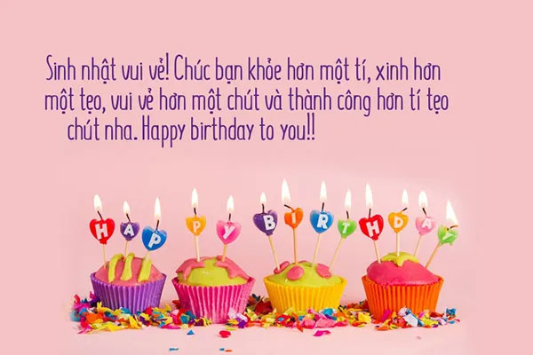 Thiệp chúc mừng sinh nhật bạn thân nền hồng với bốn chiếc cupcake cắm nến chữ Happy Birthday