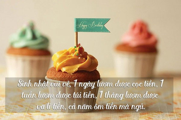 Cupcake kem vàng cắm cờ Happy Birthday kèm câu chúc vui 'một ngày lượm được cọc tiền'