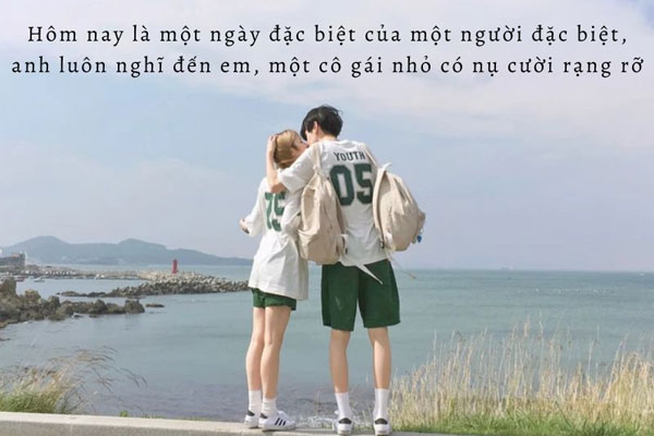 Cặp đôi mặc áo thể thao đứng bên bờ biển, kèm lời chúc cho cô gái có nụ cười rạng rỡ