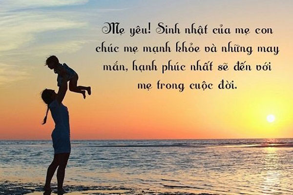 Bóng mẹ nâng con lên cao bên bờ biển lúc hoàng hôn, kèm lời chúc mẹ mạnh khỏe, may mắn