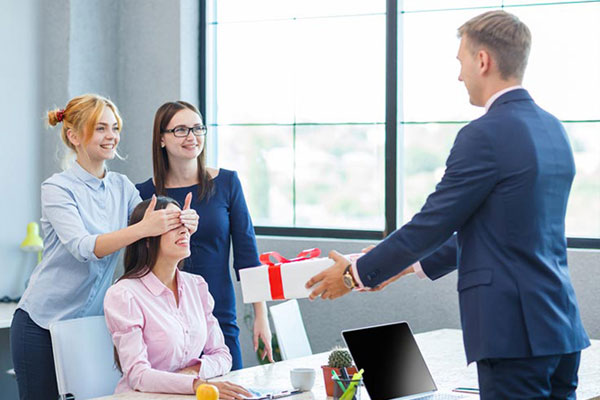 Nữ nhân viên được bịt mắt, nhận hộp quà thắt nơ đỏ bất ngờ ngay tại bàn làm việc