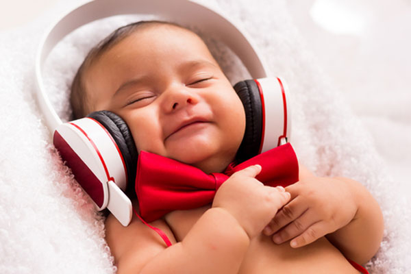 Có nên cho trẻ sơ sinh nghe nhạc lúc ngủ không